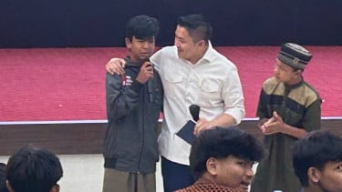 Gaya Seskab Teddy Peluk Anak Pengamen yang Ingin Sekolah Disorot Analis: Sederhana tapi Langka