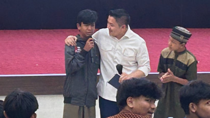 Gaya Seskab Teddy Peluk Anak Pengamen yang Ingin Sekolah Disorot Analis: Sederhana tapi Langka