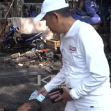 Lagi Asik Tidur di Pinggir Jalan Tak Sadar Ada Dedi Mulyadi, Berujung Dapat Duit dari Gubernur Jabar