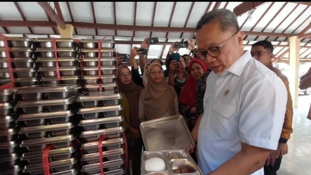 Kunjungi Probolinggo, Zulhas Minta Sekolah Tegas Tolak Makanan Tak Sesuai Standar MBG
            - galeri foto