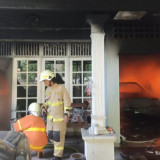 Sebuah Rumah Terbakar Hebat di Lebak Bulus, Penghuni Sempat Selamatkan Mobil di Garasi