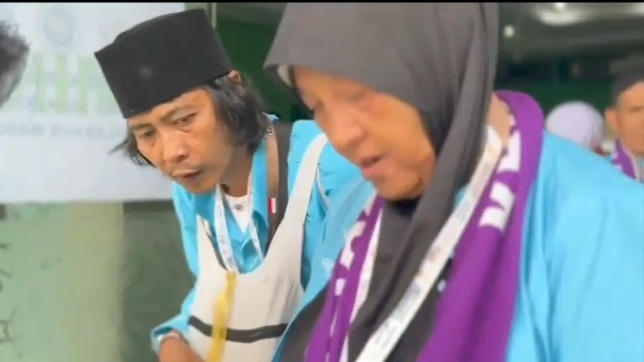 Rocker Naik Haji, Hikmah Berbakti kepada Ibu Antarkan Didik Seket Ke Tanah Suci
            - galeri foto