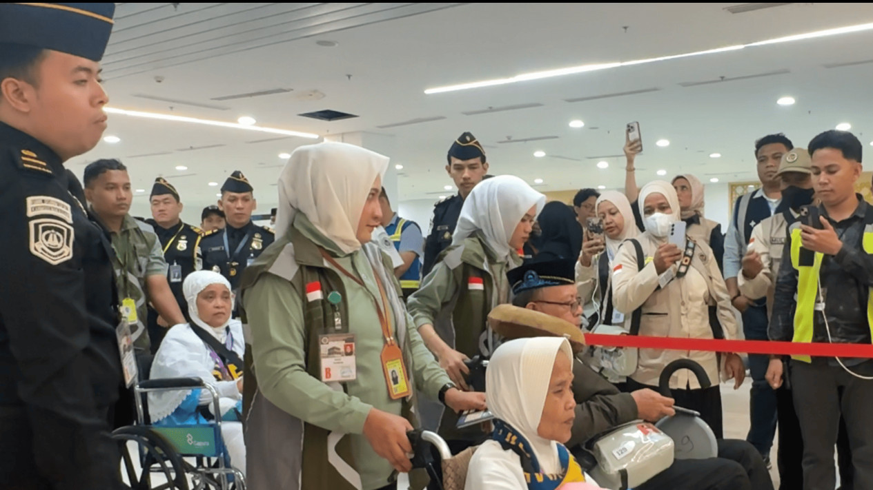 Permudah Jemaah Haji, Mecca Route Diterapkan di Bandara Sultan Hasanuddin
            - galeri foto