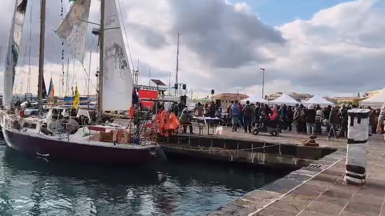 Siap Dobrak Blokade Gaza, 70 Kapal Global Sumud Flotilla Resmi Berlayar dari Italia
            - galeri foto