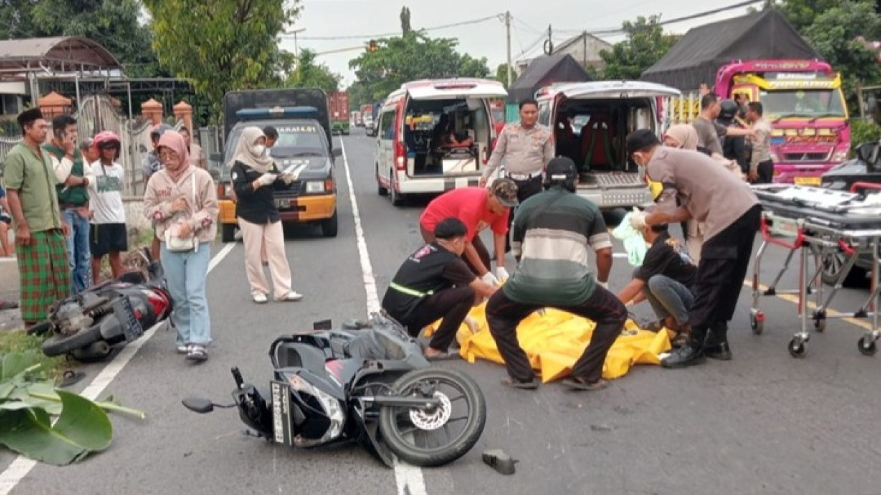 Tragis! Pemotor Tewas Setelah Terlindas Truk di Jalan Raya Nganjuk - Surabaya
            - galeri foto
