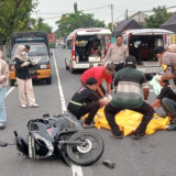 Tragis! Pemotor Tewas Setelah Terlindas Truk di Jalan Raya Nganjuk - Surabaya
