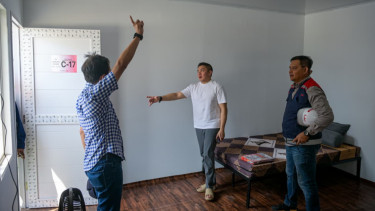 Pemerintah Relokasi Warga Pasar Senen Dari Pinggir Rel ke Hunian Layak, Seskab Teddy Turun Tangan