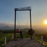 Bukit Dami Leces, Wisata Favorit Baru untuk Menikmati Sunset