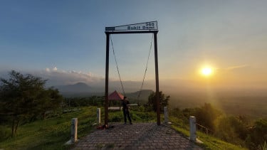 Bukit Dami Leces, Wisata Favorit Baru untuk Menikmati Sunset
