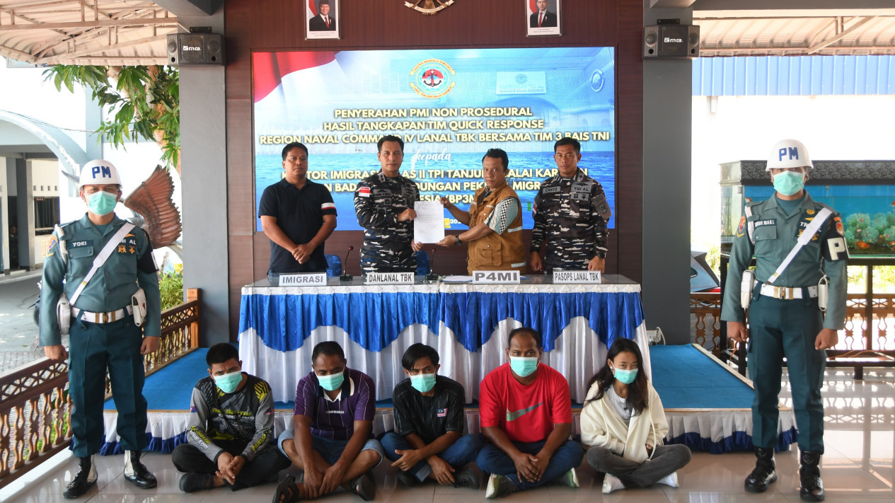 Lima Orang PMI Ilegal Bersama Nahkoda Kapal Diamankan TNI AL dan Tim BAIS di Karimun
            - galeri foto