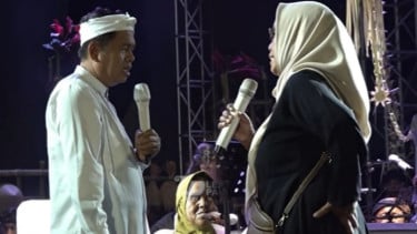 Seorang Ibu Curhat ke Gubernur Dedi Mulyadi Gegara Sakit Saraf Kejepit, Berujung Diberi Uang dan Terharu sampai Sujud