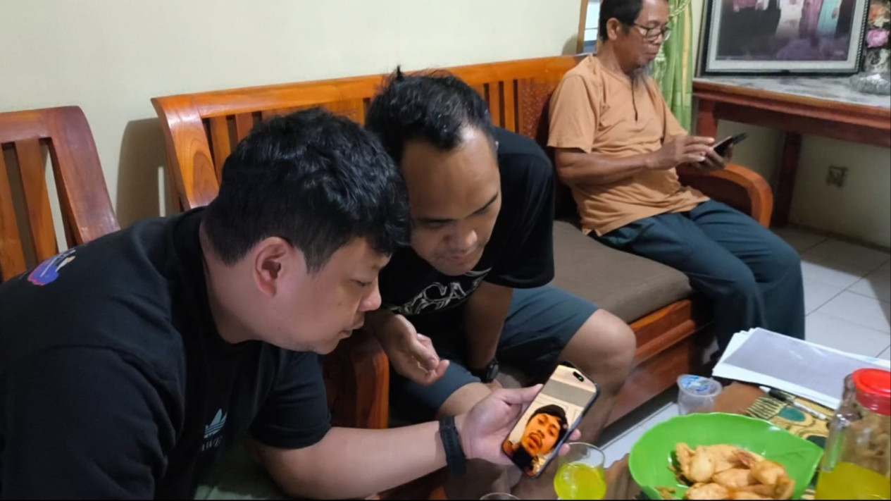 Kapten Kapal Asal Gowa yang Disandera Perompak Somalia Ungkap Kronologi Mencekam ke Keluarga Saat Video Call
            - galeri foto