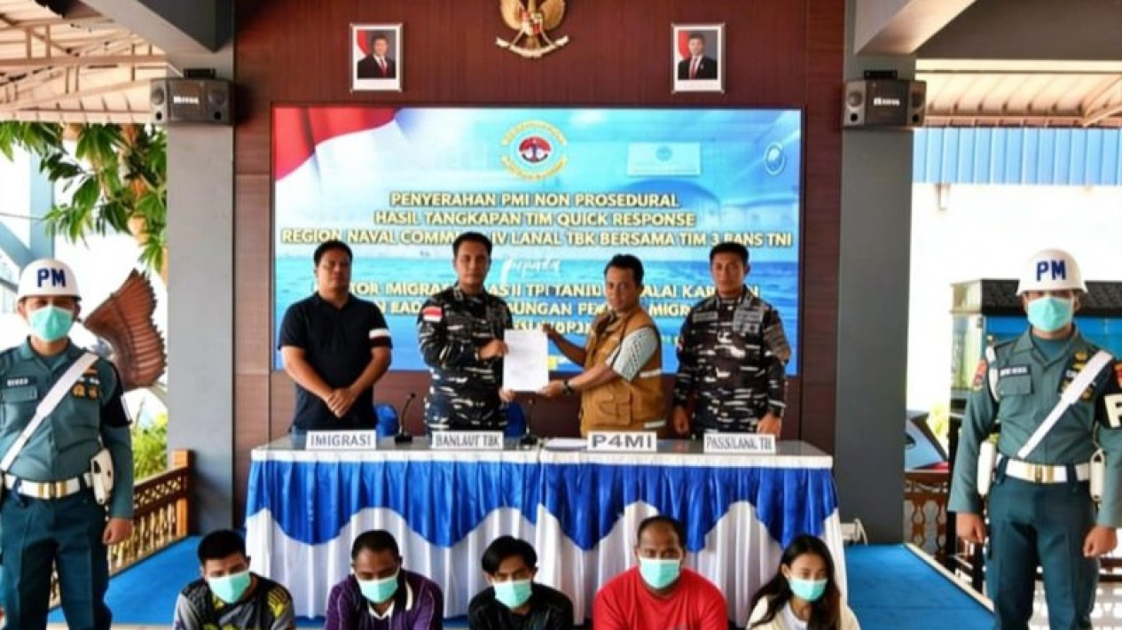 Tim Gabungan TNI Gagalkan Masuknya PMI Ilegal dari Malaysia di Karimun
            - galeri foto