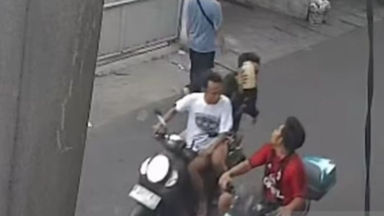 Geger, Pengendara Motor di Cengkareng Disiram Air Keras Usai Cekcok Mulut, Polisi Buru Pelaku
            - galeri foto