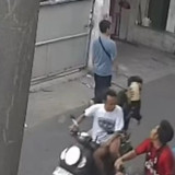 Pengendara Motor Listrik Tiba-Tiba Disiram Air Keras di Rawa Buaya Jakarta Barat, Videonya Viral