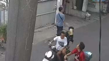 Pengendara Motor Listrik Tiba-Tiba Disiram Air Keras di Rawa Buaya Jakarta Barat, Videonya Viral