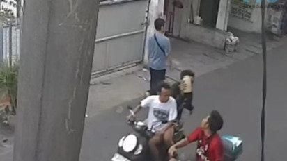 Pengendara Motor Listrik Tiba-Tiba Disiram Air Keras di Rawa Buaya Jakarta Barat, Videonya Viral