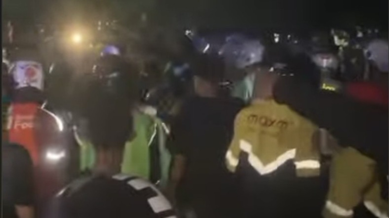 Polisi Amankan 108 Orang Buntut Bentrokan Mahasiswa vs Ojol di Kampus UMI Makassar
            - galeri foto