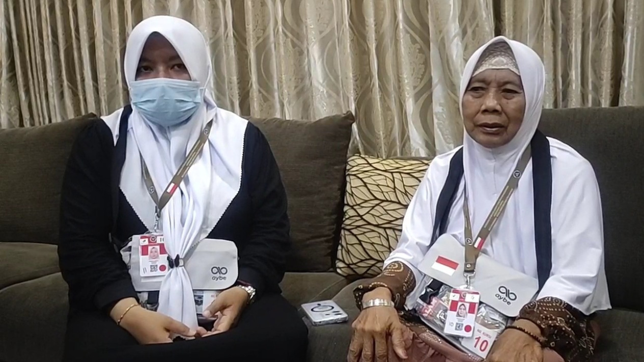 Nenek Penjual Cilok Naik Haji, Menabung Rp 10 Ribu Setiap Hari
            - galeri foto