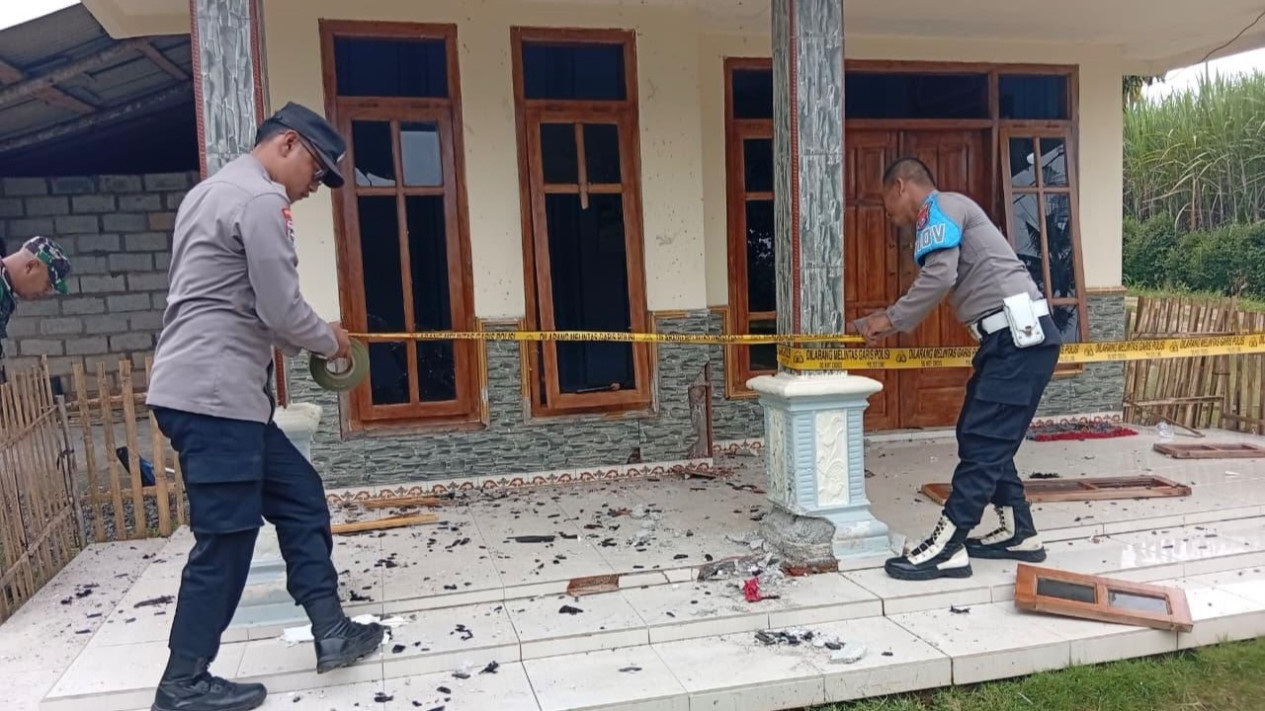 Rumah Warga di Bantur Malang Rusak Diduga Ledakan Bom Ikan, Polisi Selidiki
            - galeri foto