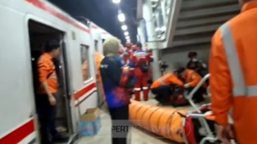 Kereta Tabrak KRL di Stasiun Bekasi Timur: Sejumlah Penumpang Luka-Luka hingga Tak Sadarkan Diri