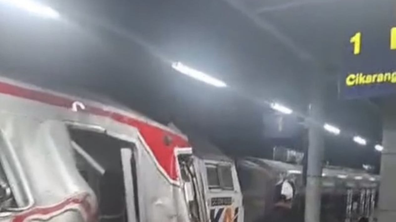 Kesaksian Penumpang soal Kereta Jarak Jauh Tabrak KRL di Stasiun Bekasi Timur: Kejadiannya Begitu Cepat
            - galeri foto
