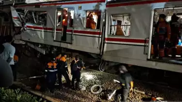 Tragedi KA Argo Bromo Tabrak KRL di Bekasi: Petugas Belah Gerbong KRL untuk Evakuasi Korban Terjepit