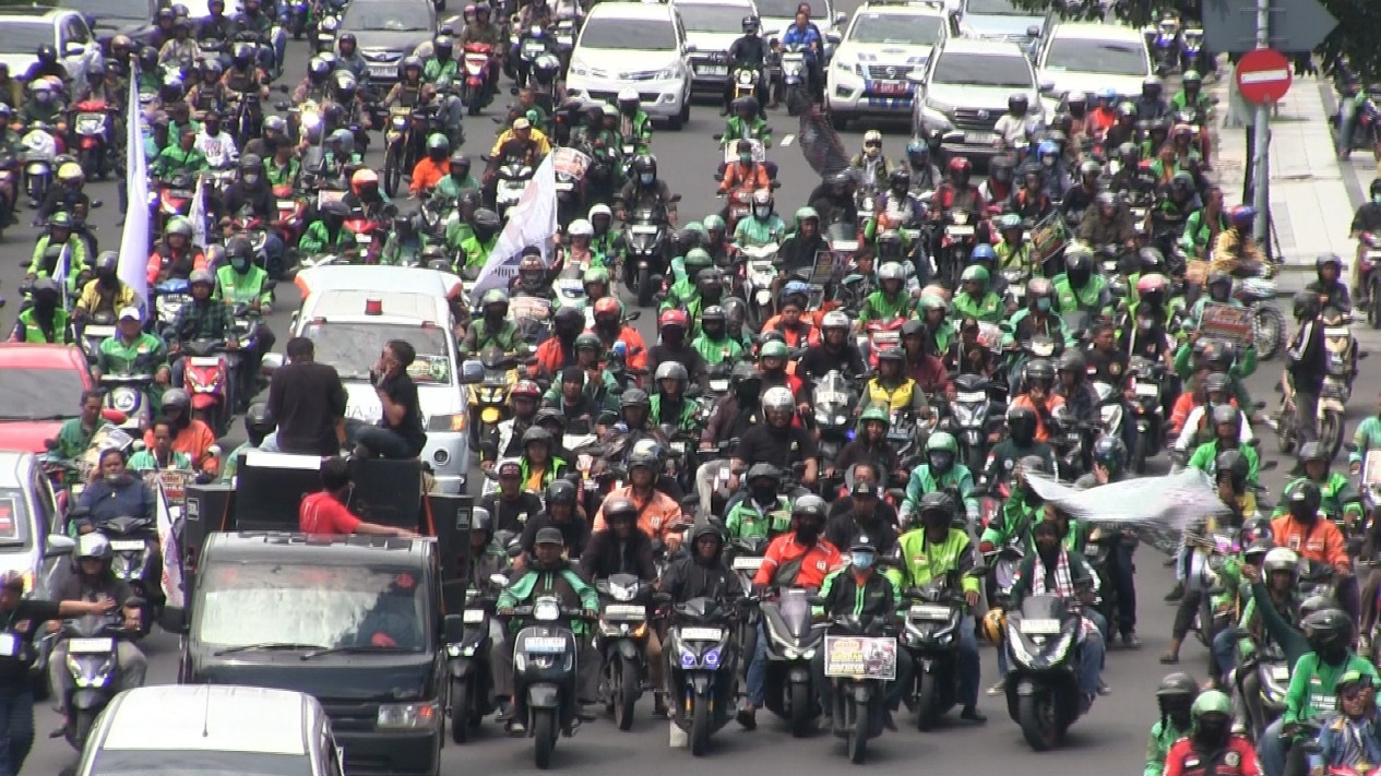 Ratusan Driver Online Demo di Surabaya, Tuntut Perda hingga Hentikan Tarif Murah
            - galeri foto