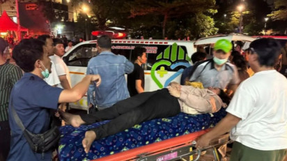 RS Polri Penuh Tangis Keluarga Korban Kecelakaan Maut Kereta Api Bekasi Timur