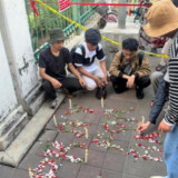 Buntut Kecelakaan Maut Kereta Api di Bekasi Timur, Warga Tabur Bunga Atas Rasa Duka yang Mendalam