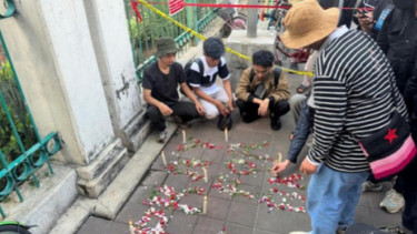 Buntut Kecelakaan Maut Kereta Api di Bekasi Timur, Warga Tabur Bunga Atas Rasa Duka yang Mendalam