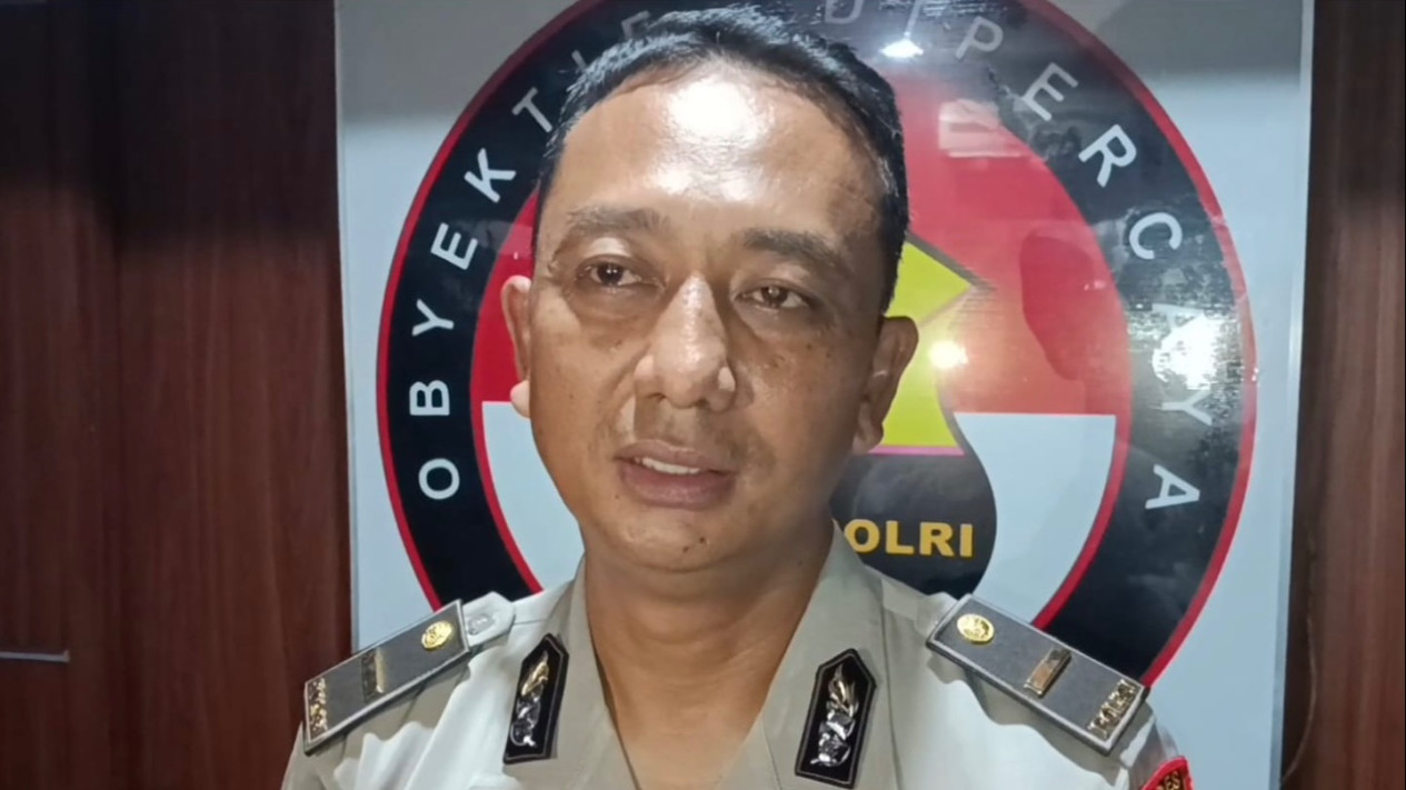 Polisi Grebek Aula Dindikbud Lumajang, Temukan Seorang Pengedar Sabu dan Ganja
            - galeri foto