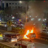 “Jedus, Api Langsung Besar”: Detik-Detik Mobil Terbakar di Tol Dalam Kota, Pengemudi Selamat