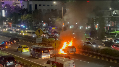 “Jedus, Api Langsung Besar”: Detik-Detik Mobil Terbakar di Tol Dalam Kota, Pengemudi Selamat