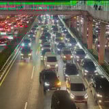 Mobil Terbakar di Tol Dalam Kota Depan Polda Metro, Arah Cawang Lumpuh Total