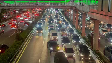 Mobil Terbakar di Tol Dalam Kota Depan Polda Metro, Arah Cawang Lumpuh Total