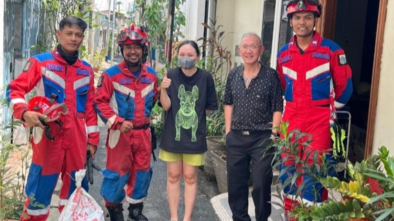 Sembunyi di Plafon Rumah Warga Jakbar, Ular Sanca 4 Meter Dievakuasi Petugas Gulkarmat
            - galeri foto