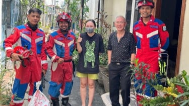 Sembunyi di Plafon Rumah Warga Jakbar, Ular Sanca 4 Meter Dievakuasi Petugas Gulkarmat