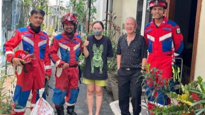 Sembunyi di Plafon Rumah Warga Jakbar, Ular Sanca 4 Meter Dievakuasi Petugas Gulkarmat