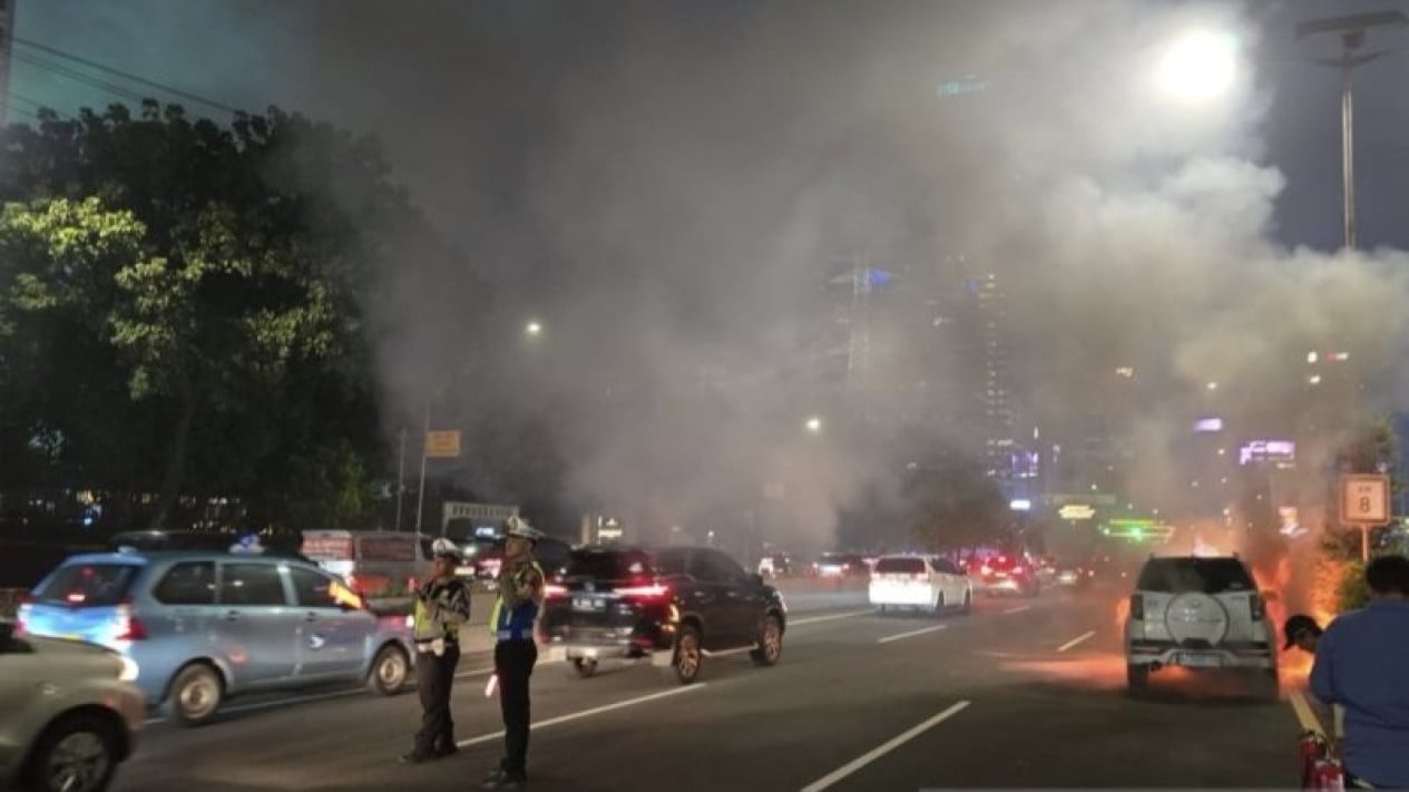 Mobil Terios Hangus Terbakar di Tol Semanggi, Polisi Pastikan Pengemudi Selamat
            - galeri foto
