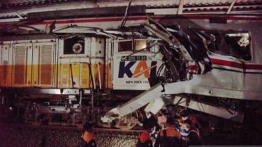 KAI Ungkap Hingga Selasa Malam Evakuasi Sarana KRL di Stasiun Bekasi Timur Masih Berlangsung