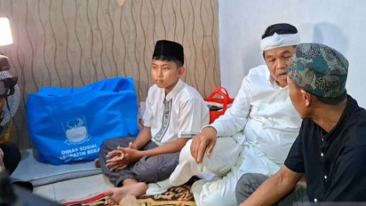 Datangi Rumah Duka di Bekasi, Dedi Mulyadi Beri Santunan Rp50 Juta dan Janji Haru untuk Keluarga Korban Tragedi Tabrakan Kereta