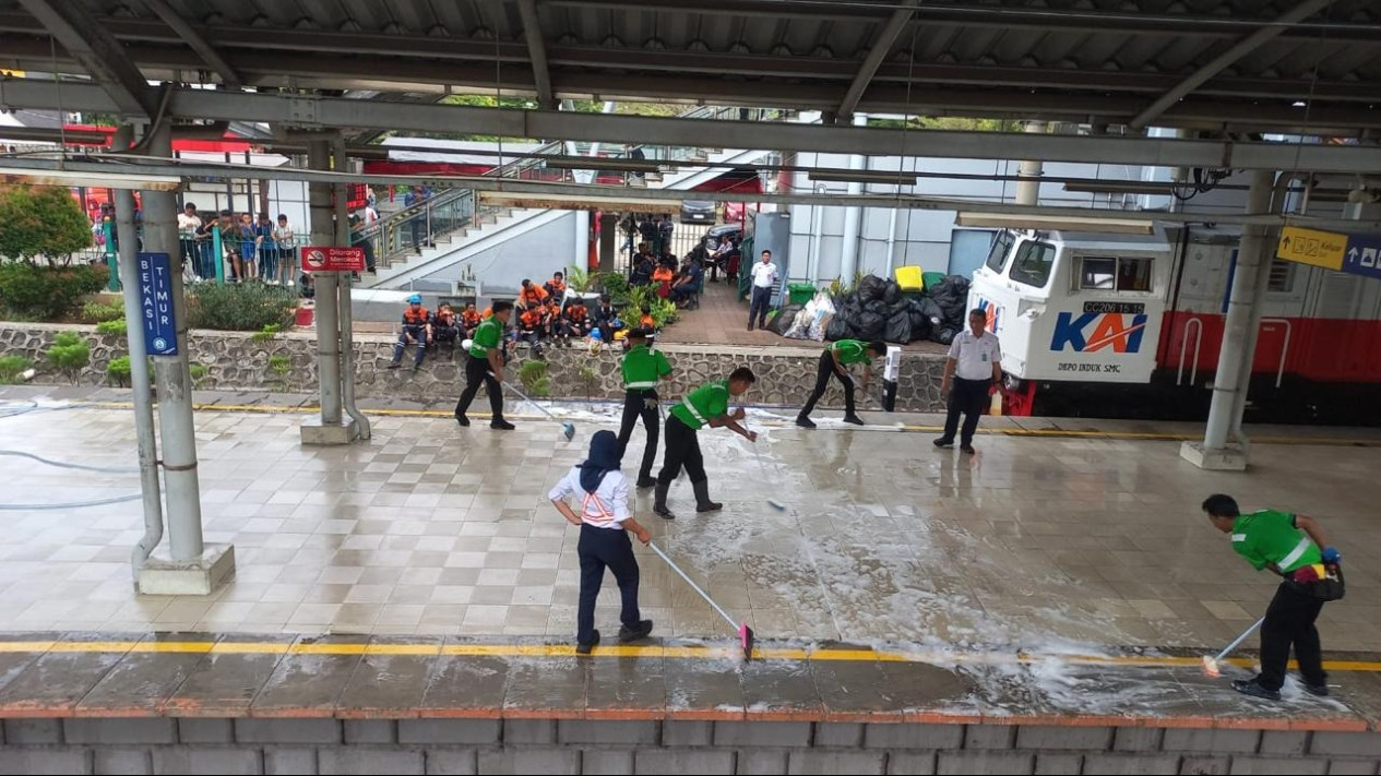 Petugas Cleaning Stasiun Bekasi Timur Gerak Cepat Lakukan Pembersihan
            - galeri foto