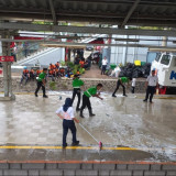 Petugas Cleaning Stasiun Bekasi Timur Gerak Cepat Lakukan Pembersihan