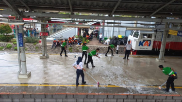 Petugas Cleaning Stasiun Bekasi Timur Gerak Cepat Lakukan Pembersihan