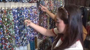 Musim Haji 2026, Permintaan Tasbih Manik-manik dari Limbah Kaca Asal Jombang Naik hingga 80 Persen