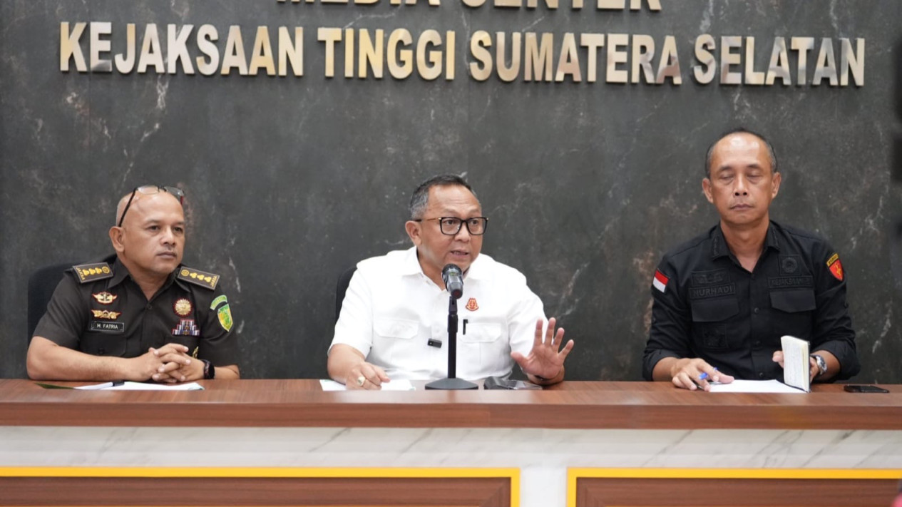 Rugikan Negara Rp 3,9 Miliar, Kejati Sumsel Tetapkan Mantan Pimpinan Bank Sumsel Babel Tersangka
            - galeri foto