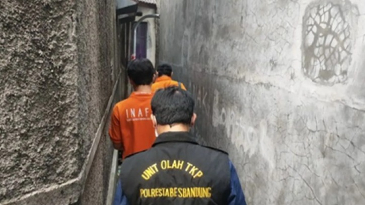 Jasad Pria Ditemukan Membusuk di Cicendo Bandung Dievakuasi, Penyebab Kematian Masih Diselidiki
            - galeri foto
