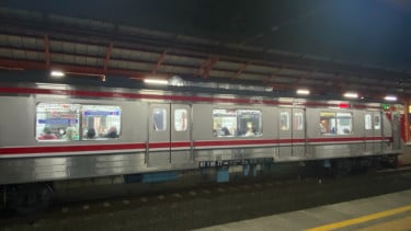 KRL Bekasi-Cikarang Kembali Beroperasi, Gerbong Wanita Sepi Penumpang