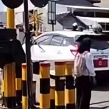 Tak Kapok Insiden Bekasi Timur, Mobil Putih Terobos Palang Perlintasan KA di Kota Yogyakarta Bikin Publik Geram